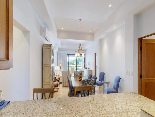 ¡Rara oportunidad en planta baja! Esquina de 3 dormitorios y 3 baños con amplia terraza a pasos de la piscina